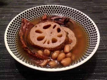 蓮藕瘦肉花生黑豆章魚湯