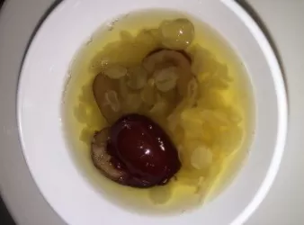 白花膠雪蓮子紅棗糖水